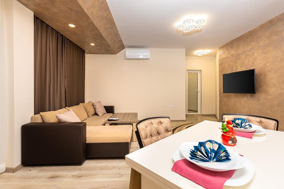 TV and multimedia, Living room, Seating area, air conditioner