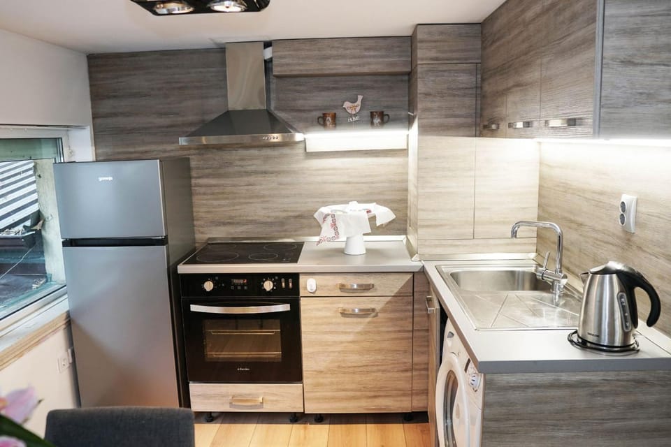 Kitchen or kitchenette, pet friendly, stove, washing machine