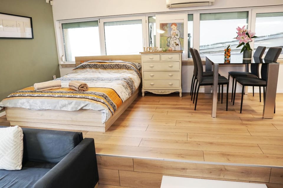 Bed, Living room, Photo of the whole room, Seating area, Dining area, Bedroom