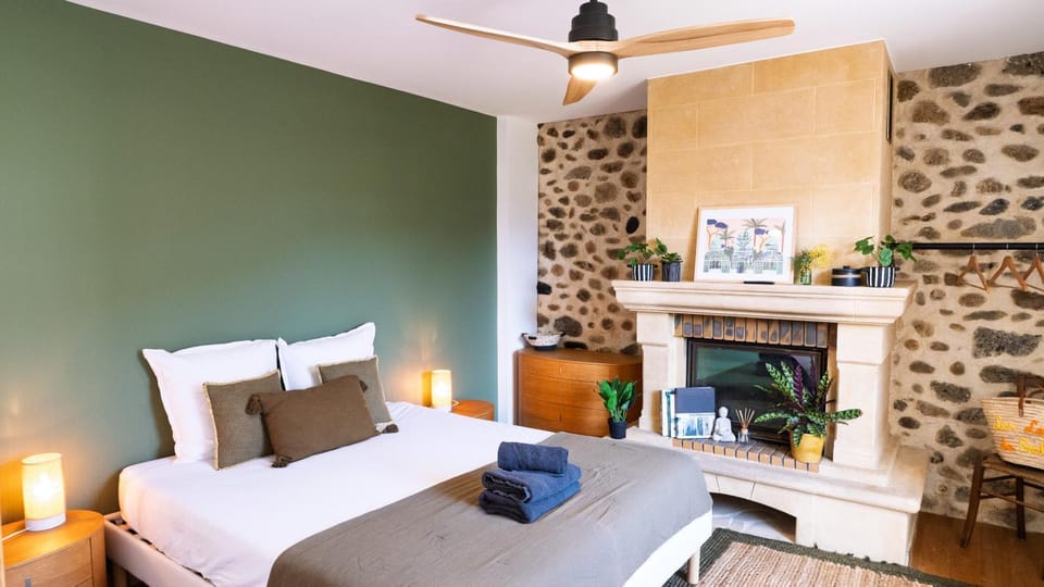 Bed, Bedroom, cot, towels