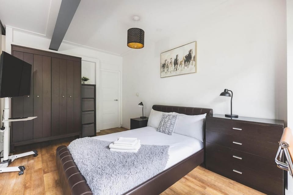 Bed, TV and multimedia, Photo of the whole room, Bedroom, towels