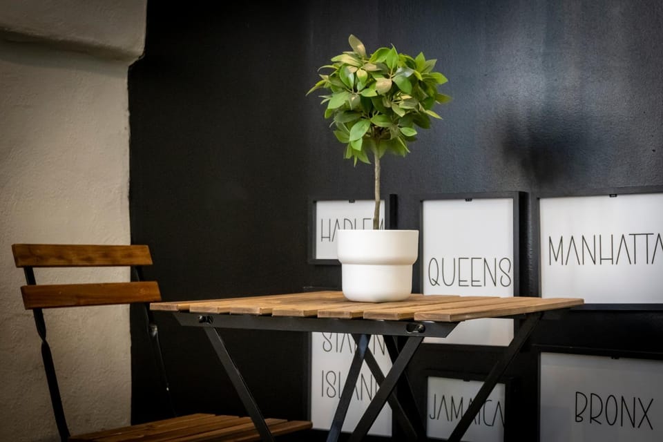 Property building, Patio, Location