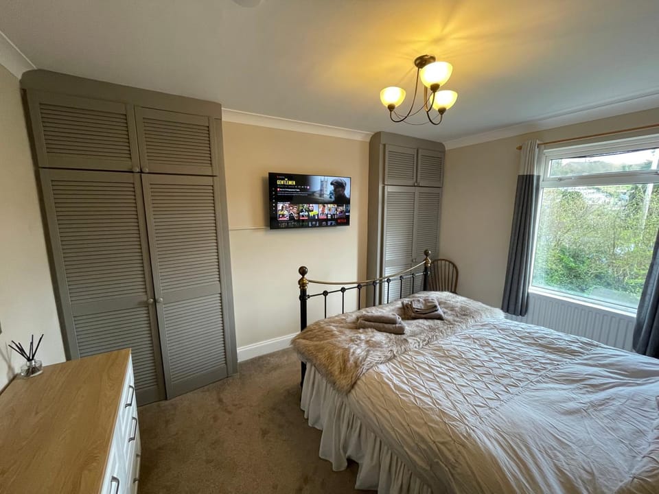 Bed, TV and multimedia, Bedroom, wardrobe