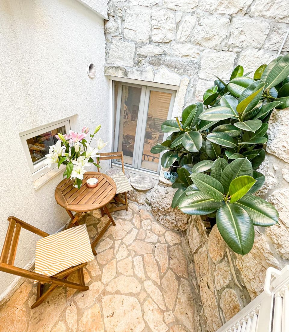 Patio, Day, Balcony/Terrace, Seating area