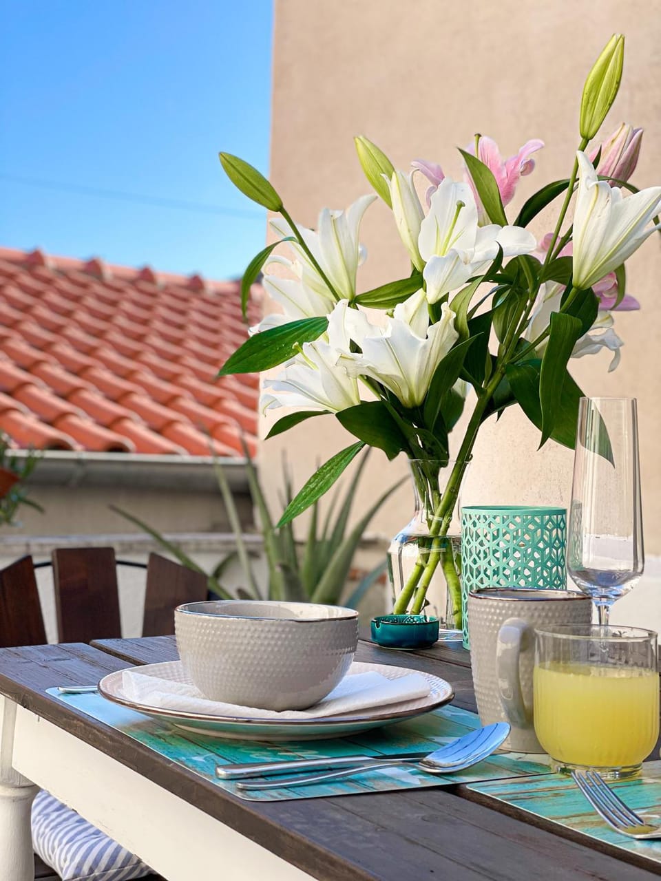 Patio, Day, Dining area