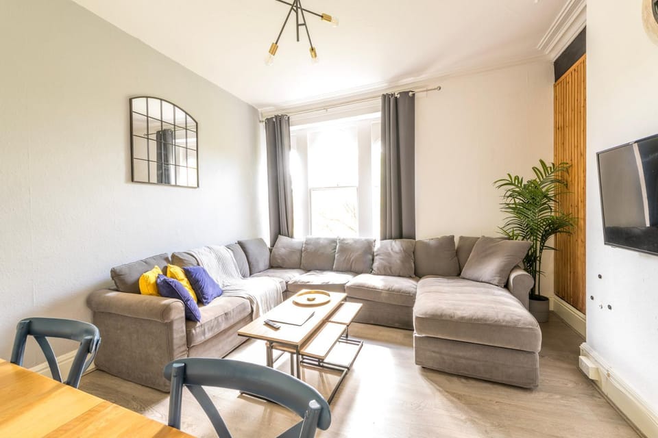 Communal lounge/ TV room, TV and multimedia, Living room, Seating area, Evening entertainment