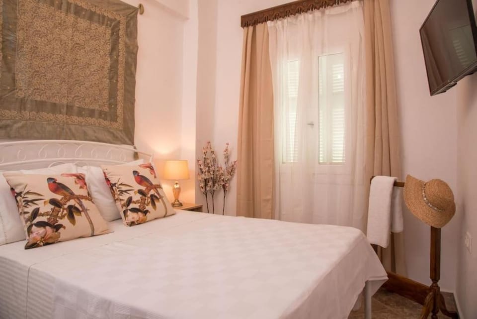 Bed, TV and multimedia, Photo of the whole room, Decorative detail, Bedroom