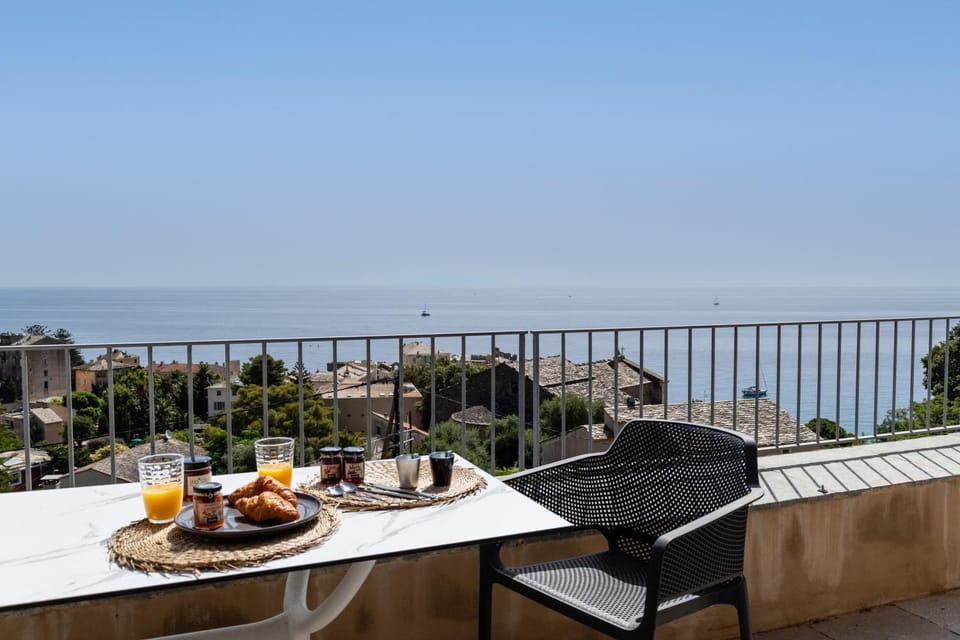 View (from property/room), Balcony/Terrace, Dining area, Sea view