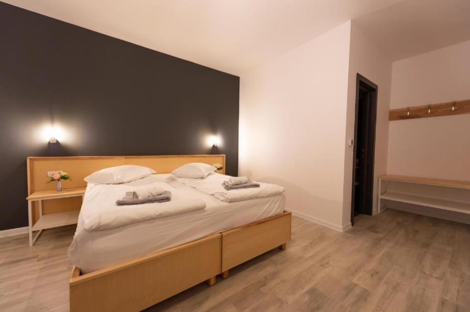 Bed, Bedroom, towels