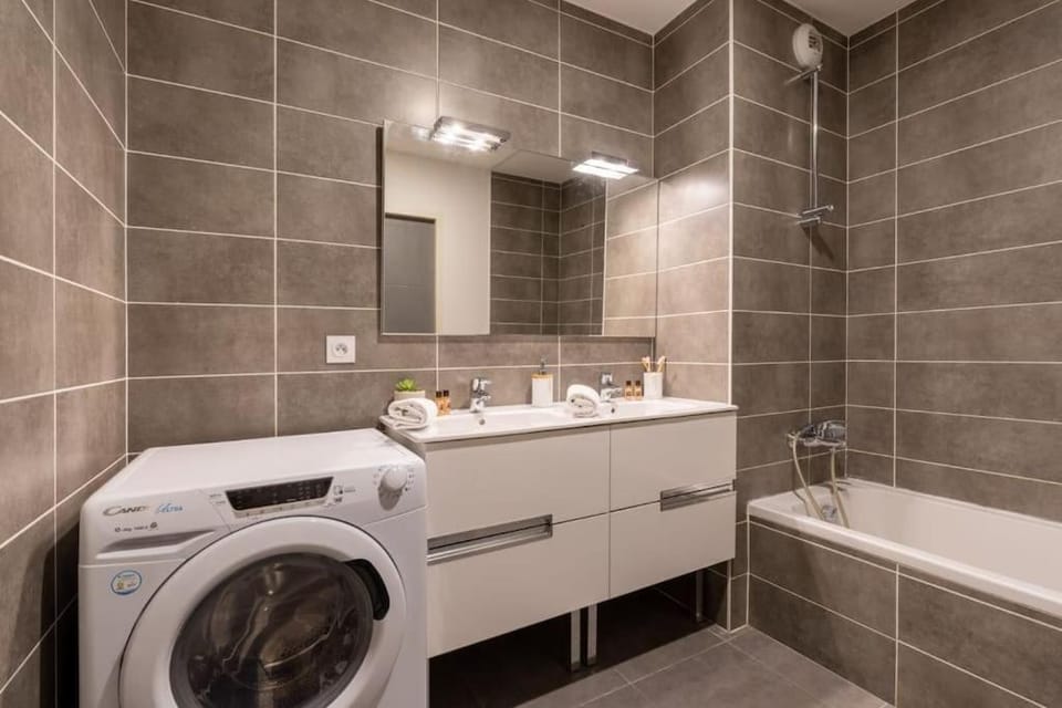 Bathroom, Bath, washing machine, dryer