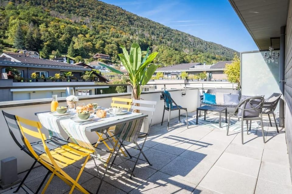 View (from property/room), Balcony/Terrace, Dining area, Mountain view