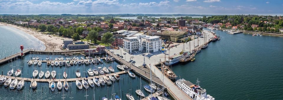 Apartment 9 "Am alten Leuchtturm", Blickrichtung Innenstadt, Binnenhafen West, seitlicher Meerblick, Hafenspitze Apartment in Eckernförde