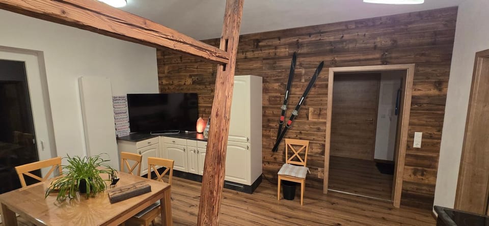 Communal lounge/ TV room, TV and multimedia, Kitchen or kitchenette, Living room, Photo of the whole room, Seating area, Dining area, Evening entertainment, pet friendly