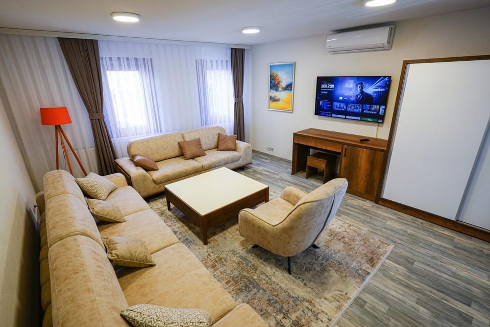 Communal lounge/ TV room, Living room, Seating area