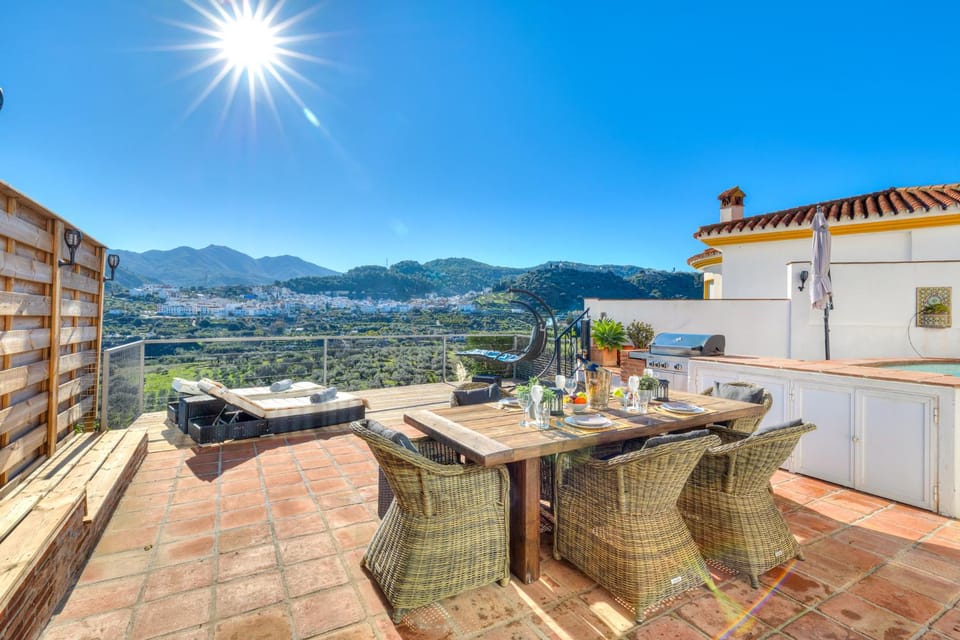 Balcony/Terrace, City view, Mountain view