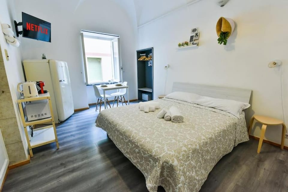 Bed, TV and multimedia, Kitchen or kitchenette, Living room, Photo of the whole room, Dining area, Bedroom, hair dresser