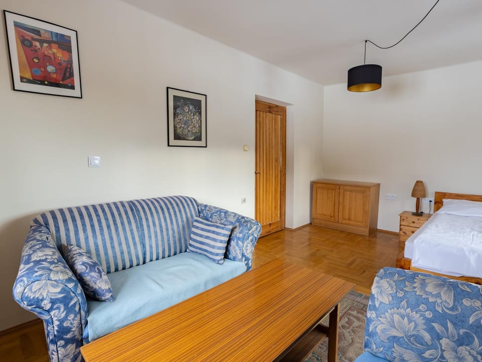 Bed, Living room, Photo of the whole room, Seating area, Bedroom