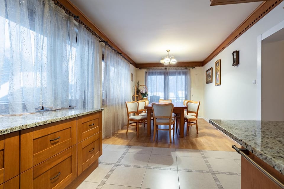 Kitchen or kitchenette, Living room, Seating area, Dining area