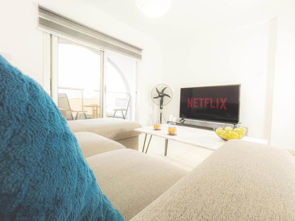 TV and multimedia, Living room, Seating area, Evening entertainment
