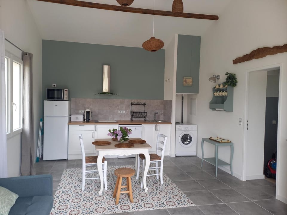 Kitchen or kitchenette, Dining area, dishwasher, minibar, pet friendly, stove, washing machine, dryer