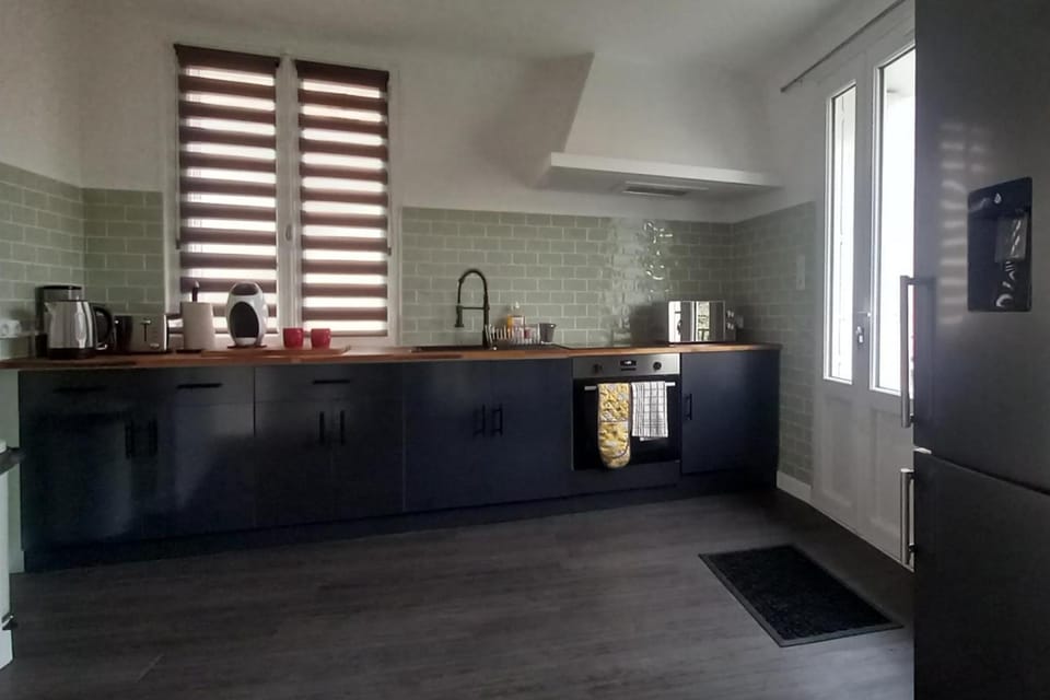 3-Bed House - Sleeps 6 - Garden Balcony Parking House in Nouvelle-Aquitaine