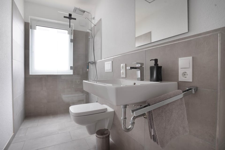 Shower, Toilet, Bathroom, towels