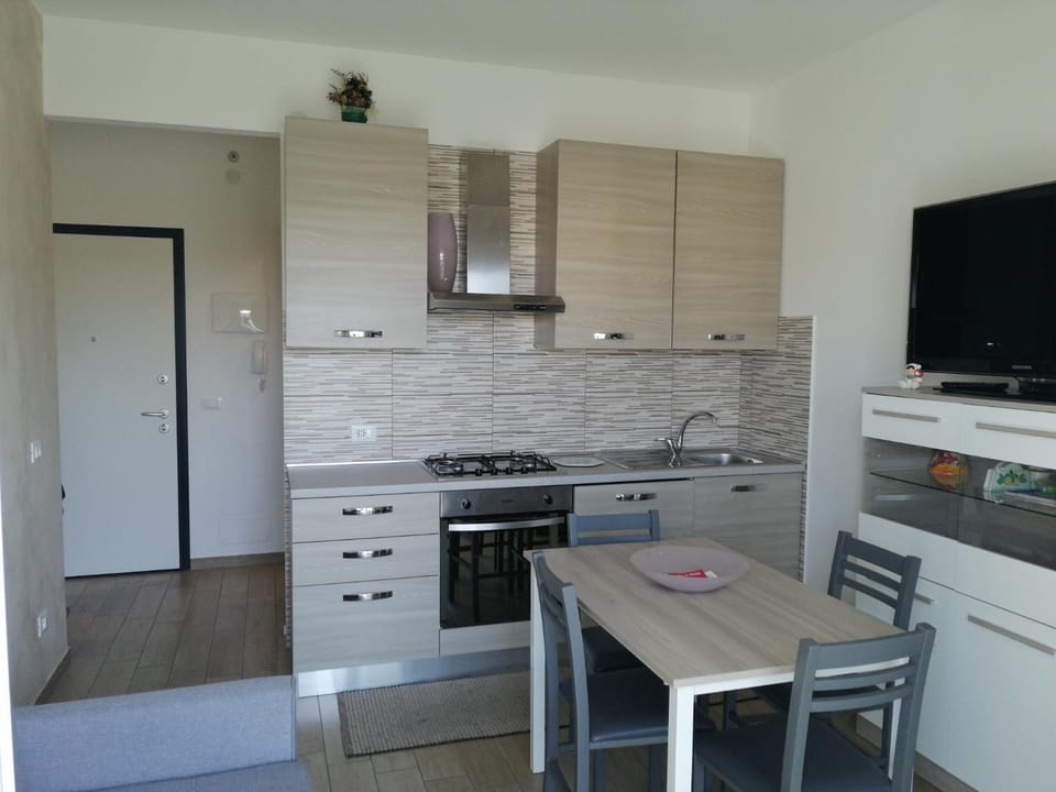 Kitchen or kitchenette, Dining area, dishwasher, minibar, pet friendly, stove