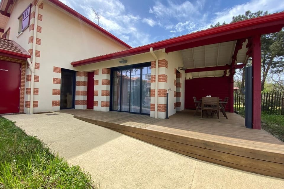 Air-conditioned house in the Arcachon style with swimming pool House in La Teste-de-Buch