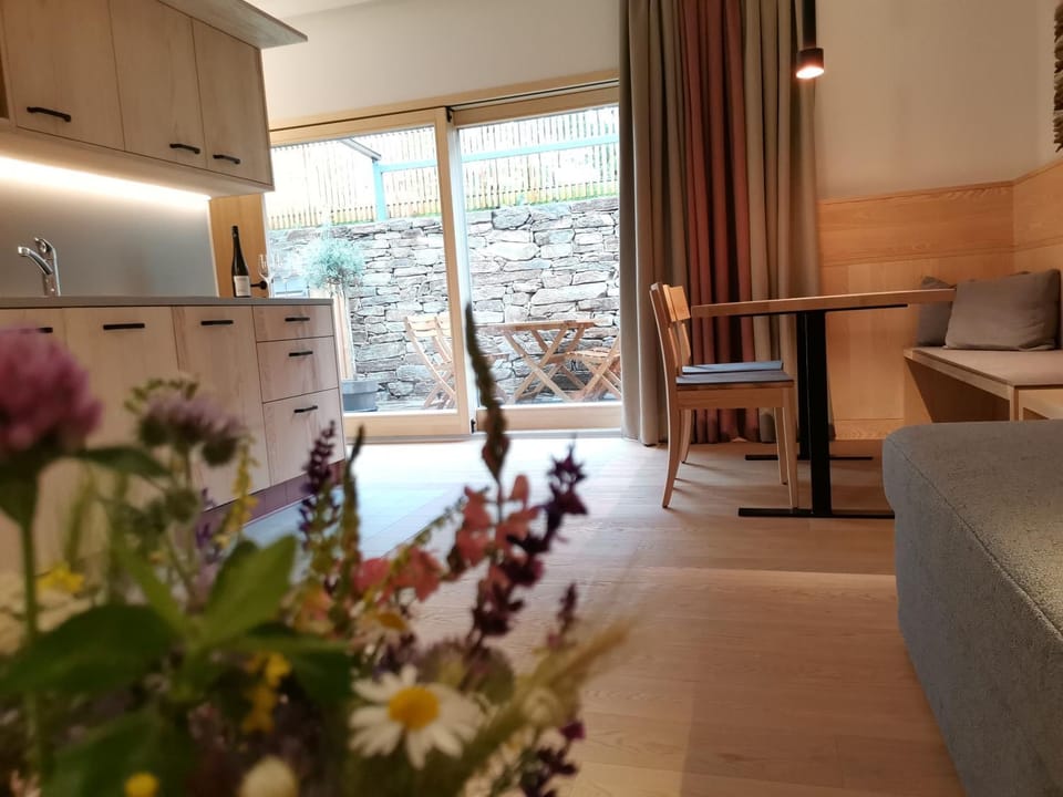 Kitchen or kitchenette, Living room, Seating area, Dining area