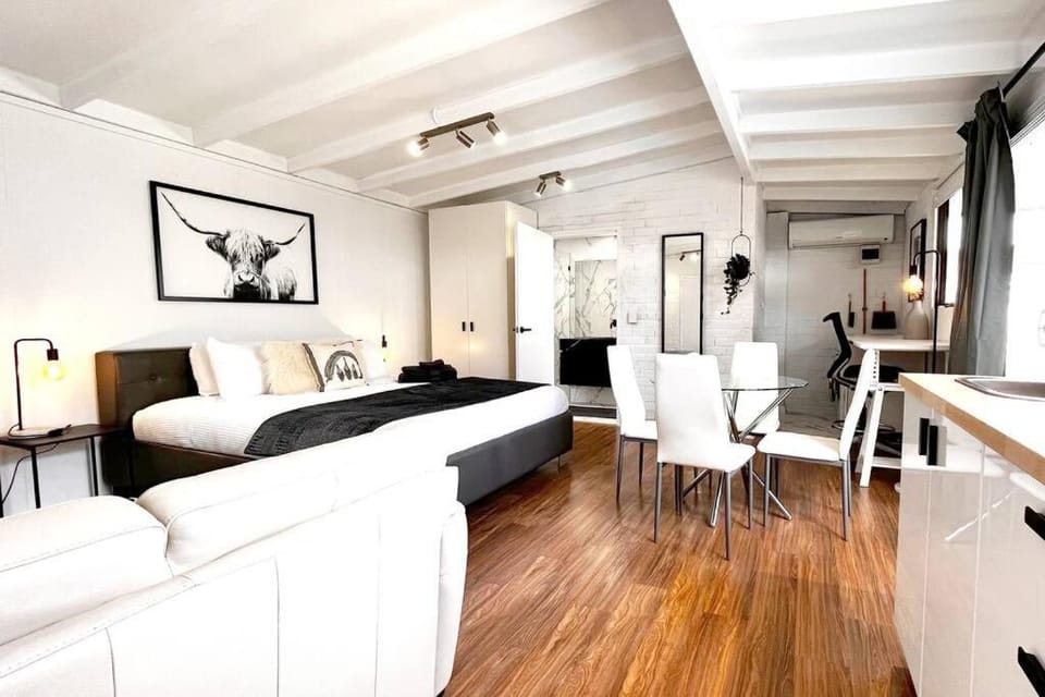 Bed, Living room, Photo of the whole room, Seating area, Dining area, air conditioner