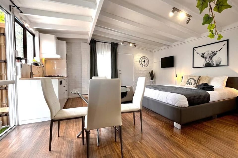 Bed, Living room, Photo of the whole room, Seating area