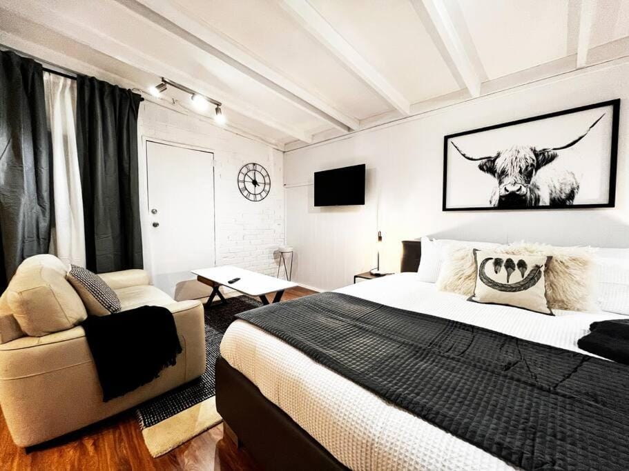 Communal lounge/ TV room, Bed, Living room, Seating area, Evening entertainment