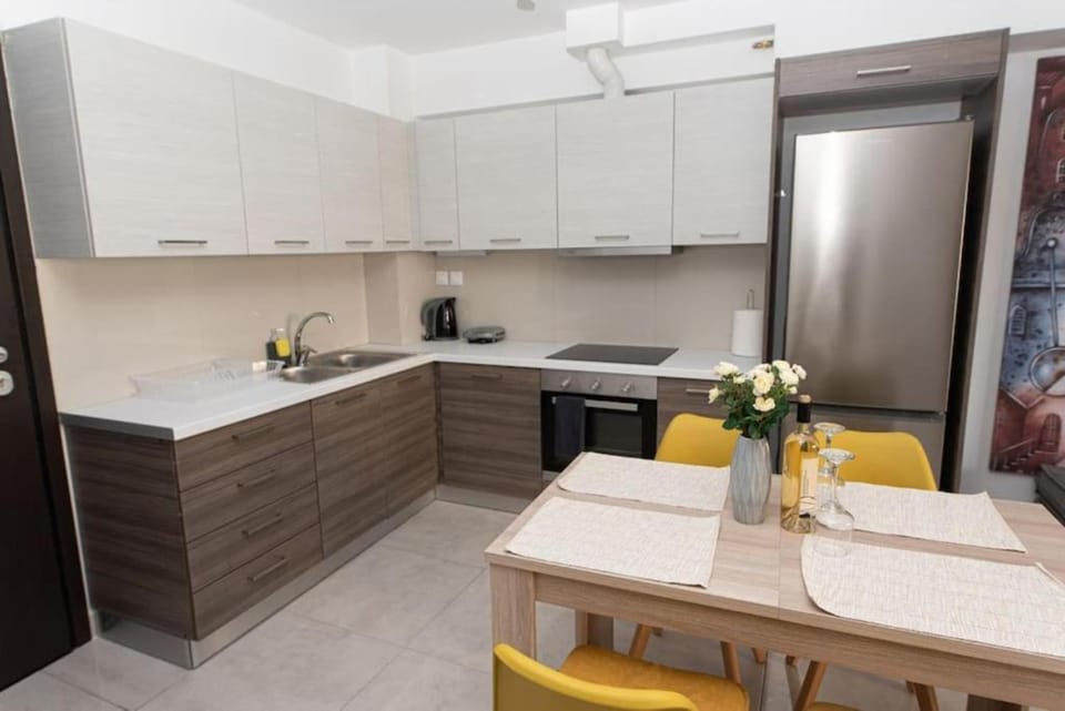 Kitchen or kitchenette, Dining area, pet friendly, stove, kitchen