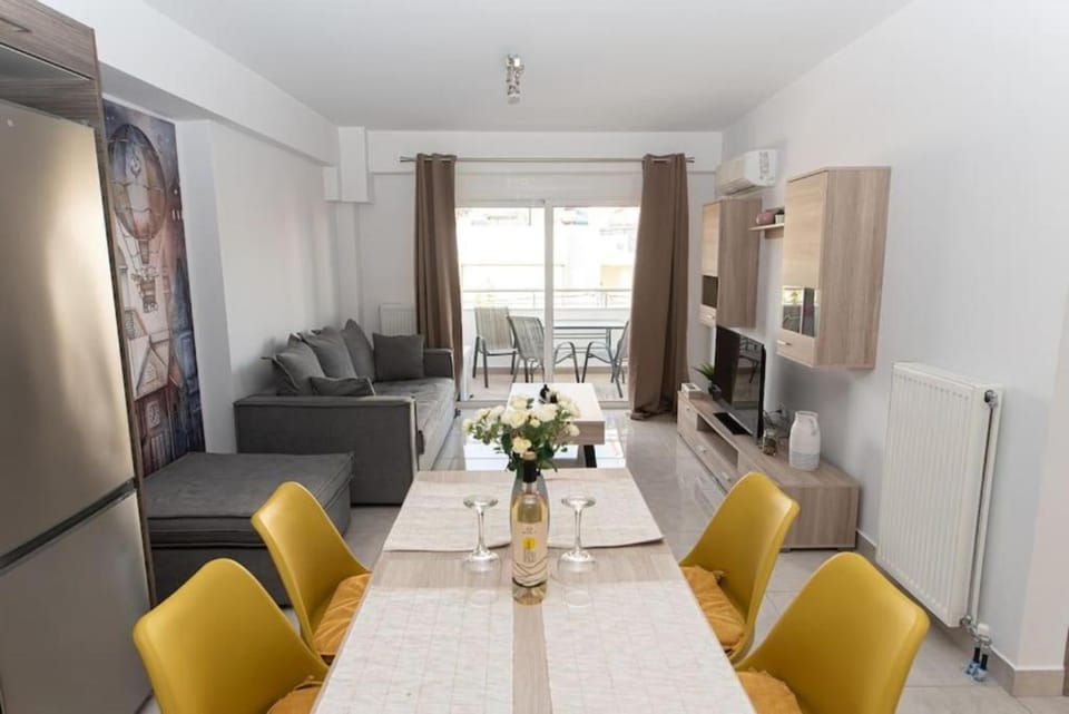 TV and multimedia, Living room, Seating area, Dining area, air conditioner