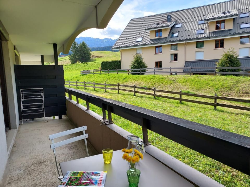 Spring, Balcony/Terrace, Mountain view