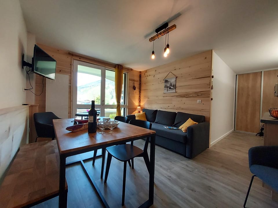 Communal lounge/ TV room, TV and multimedia, Living room, Dining area