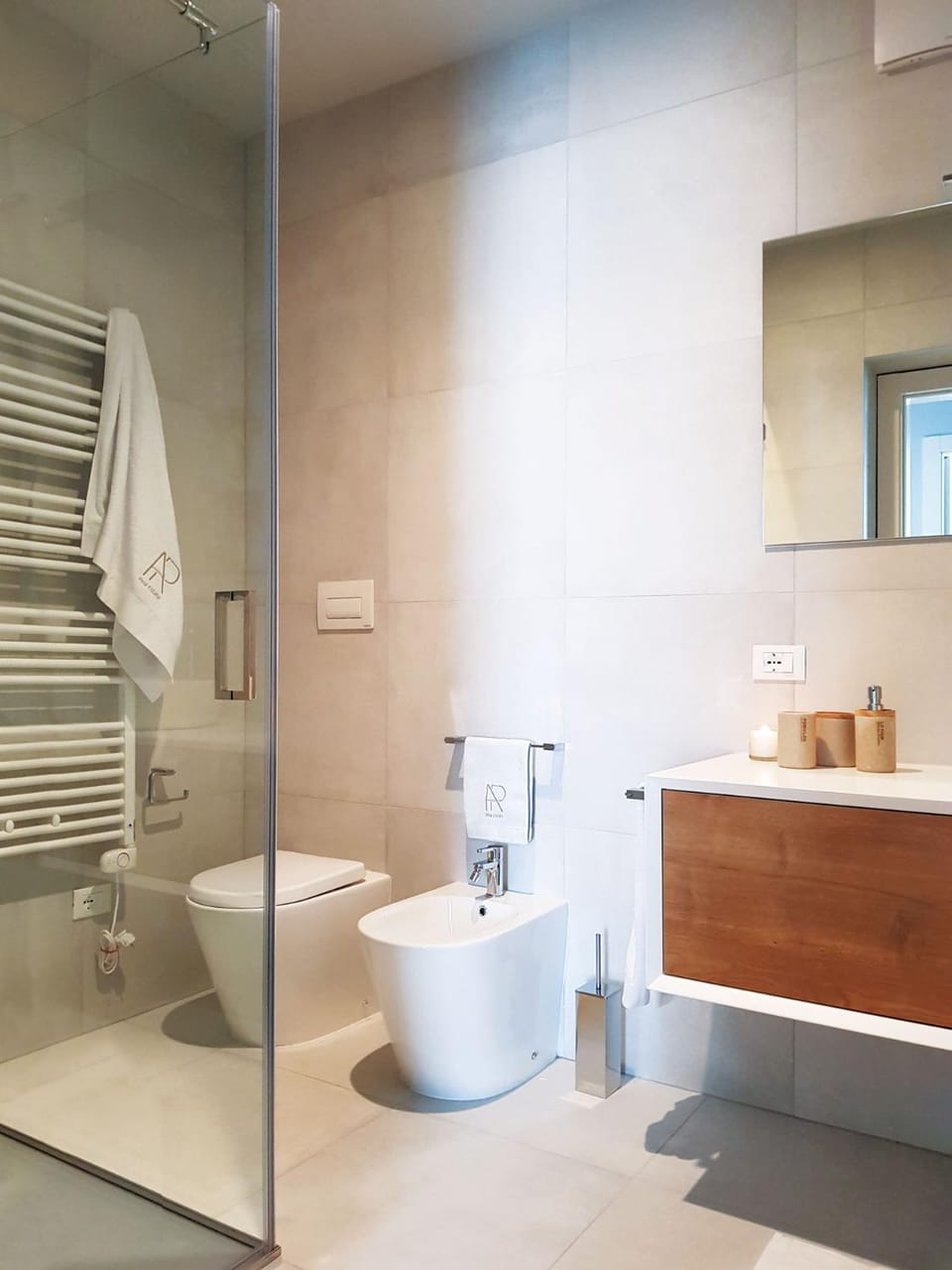 Shower, Toilet, Bathroom, bidet, towels