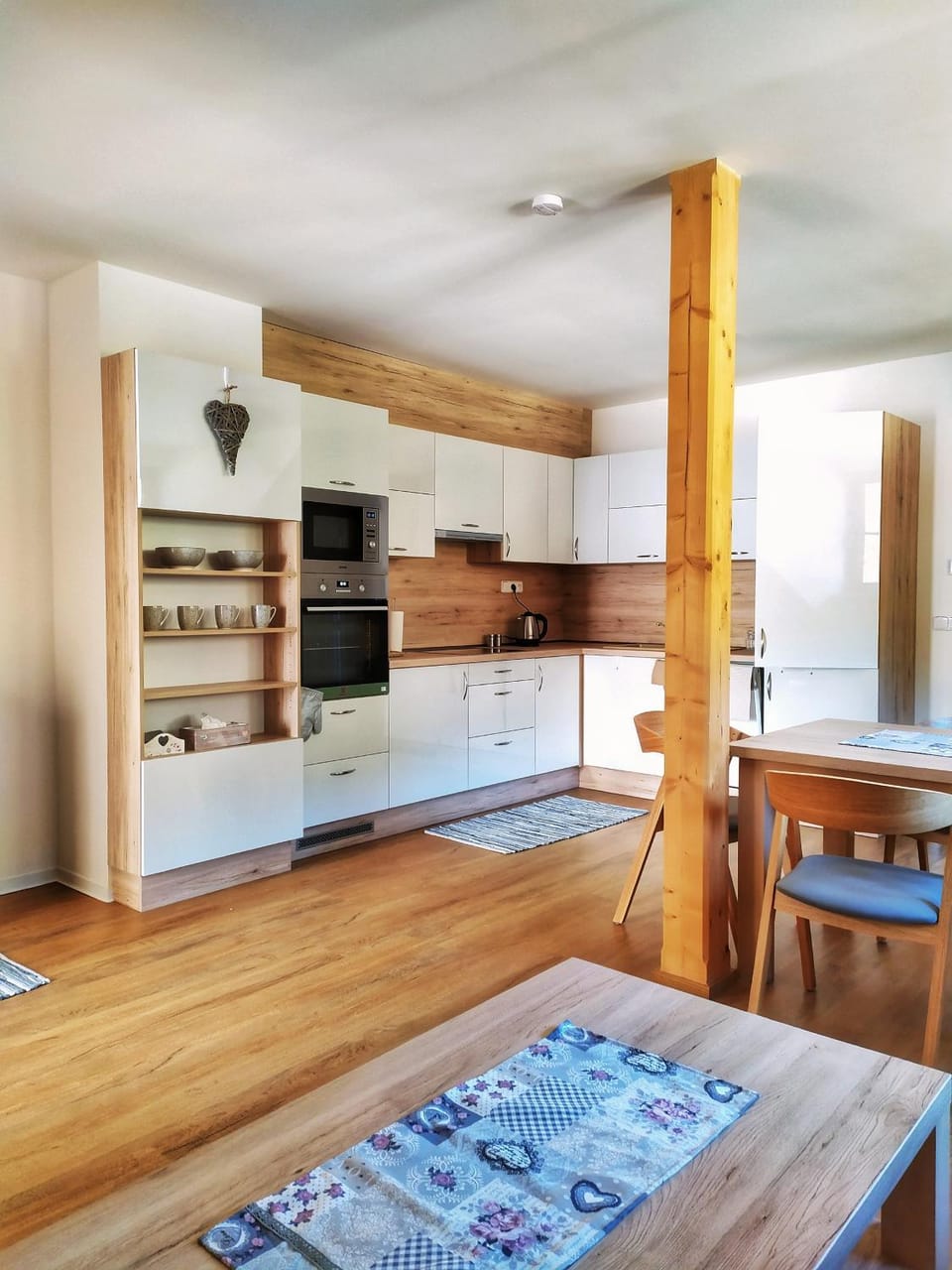 Kitchen or kitchenette, Dining area, minibar, oven, stove