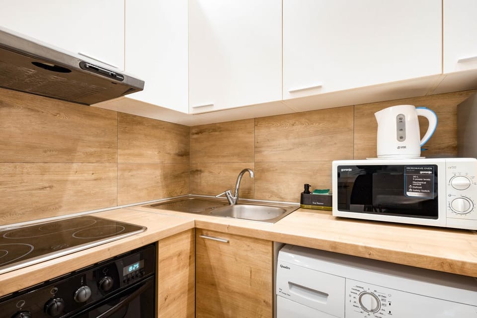 Coffee/tea facilities, Kitchen or kitchenette, stove