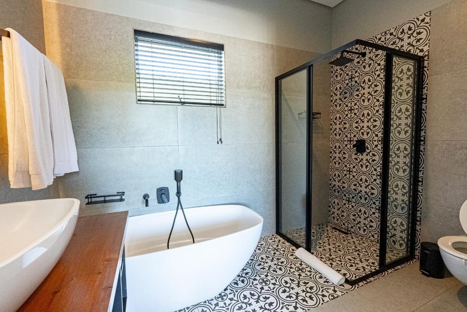 Shower, Toilet, Bathroom, Bath, towels