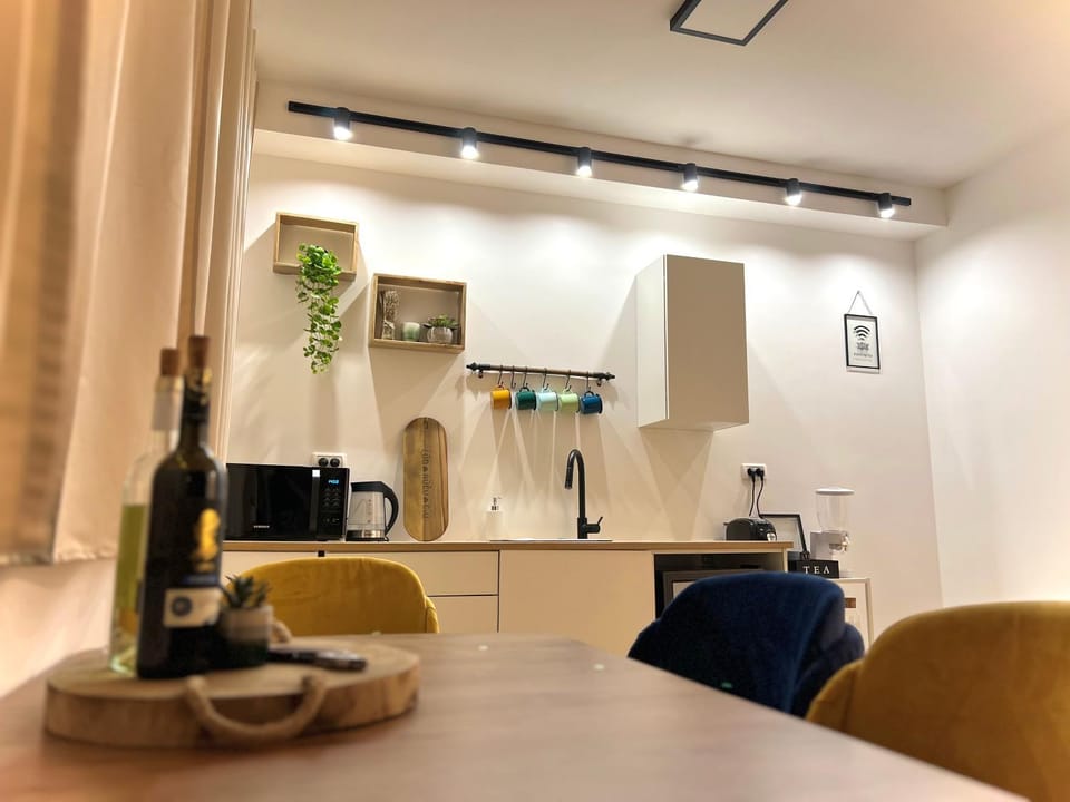 Coffee/tea facilities, Kitchen or kitchenette, Dining area, minibar