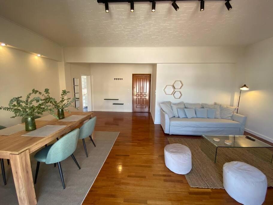 Living room, Photo of the whole room, Seating area, Dining area