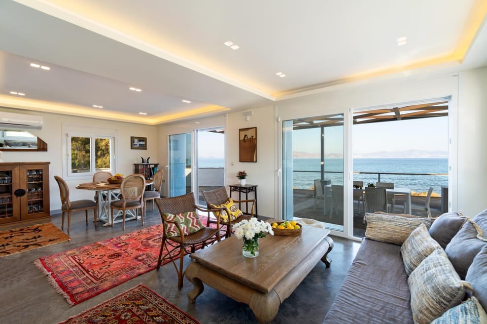 TV and multimedia, View (from property/room), Seating area, Dining area, Sea view, Sunset