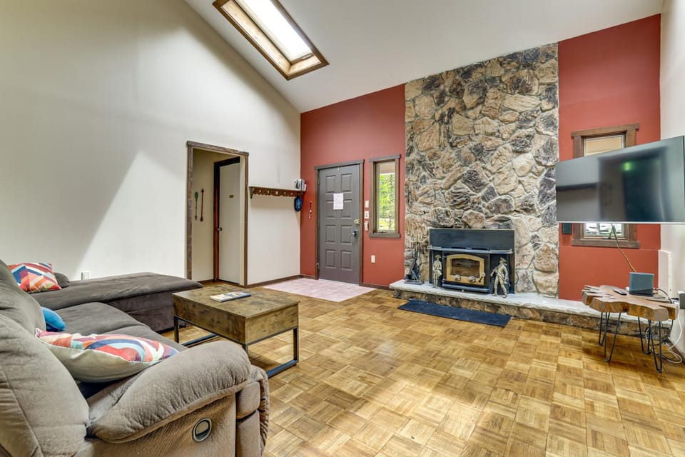 Peaceful Wooded Retreat at Lake Wallenpaupack! House in Pocono Mountains