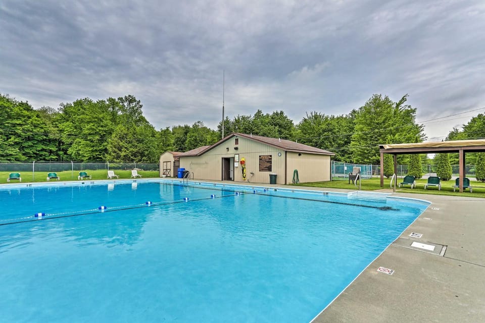 Peaceful Wooded Retreat at Lake Wallenpaupack! House in Pocono Mountains