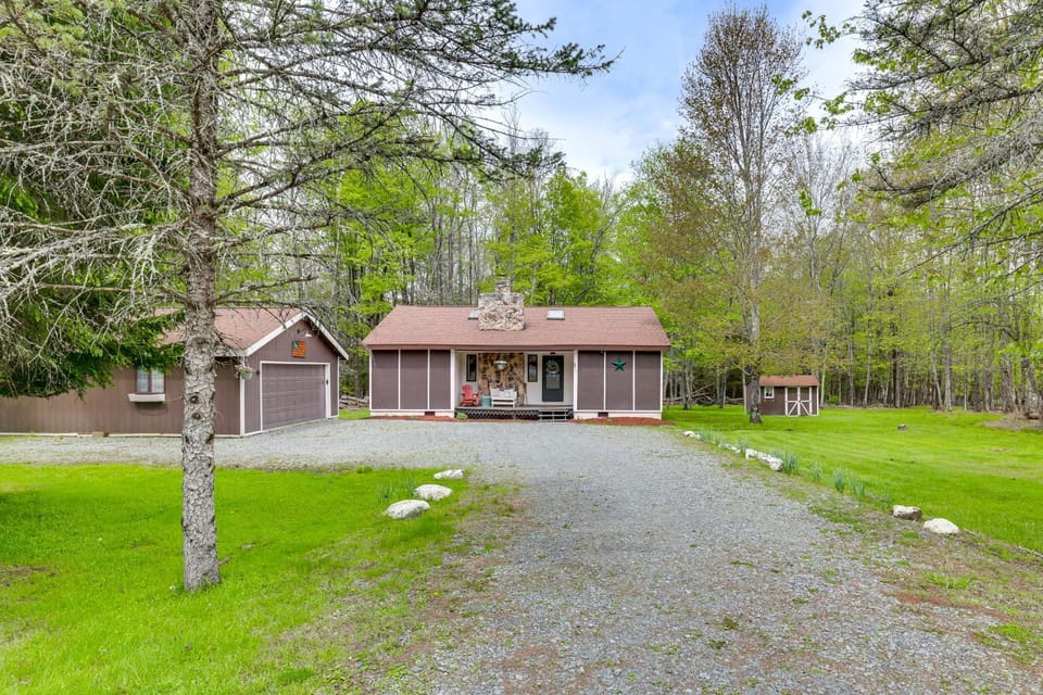 Peaceful Wooded Retreat at Lake Wallenpaupack! House in Pocono Mountains