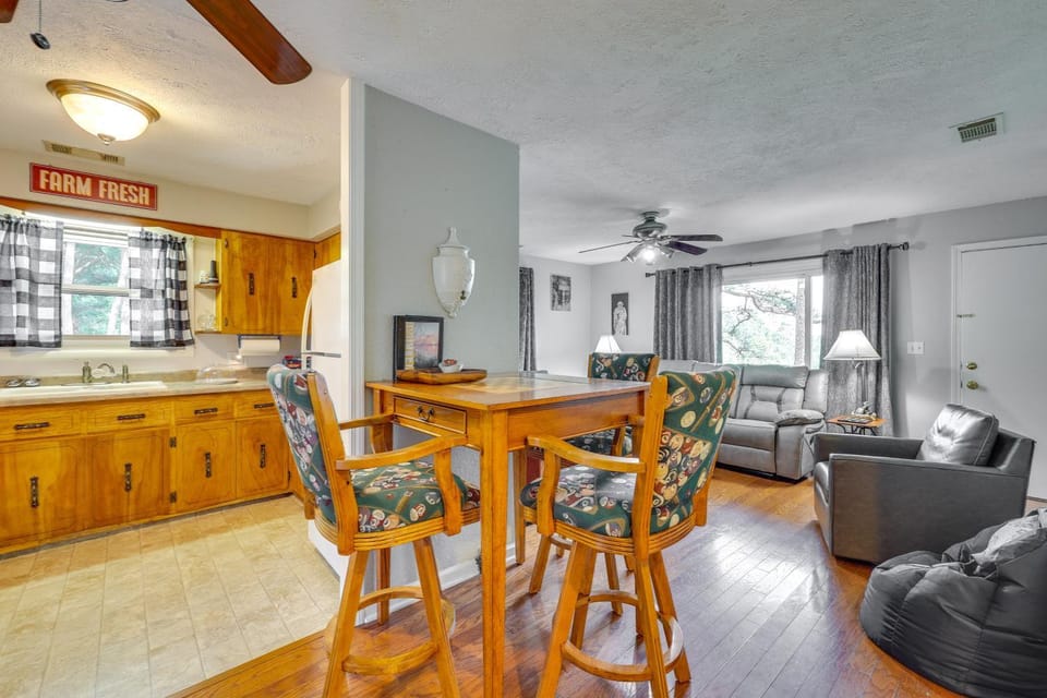 4 Mi to Dtwn! Ozarks Hideaway w/ Furnished Deck Apartment in Arkansas