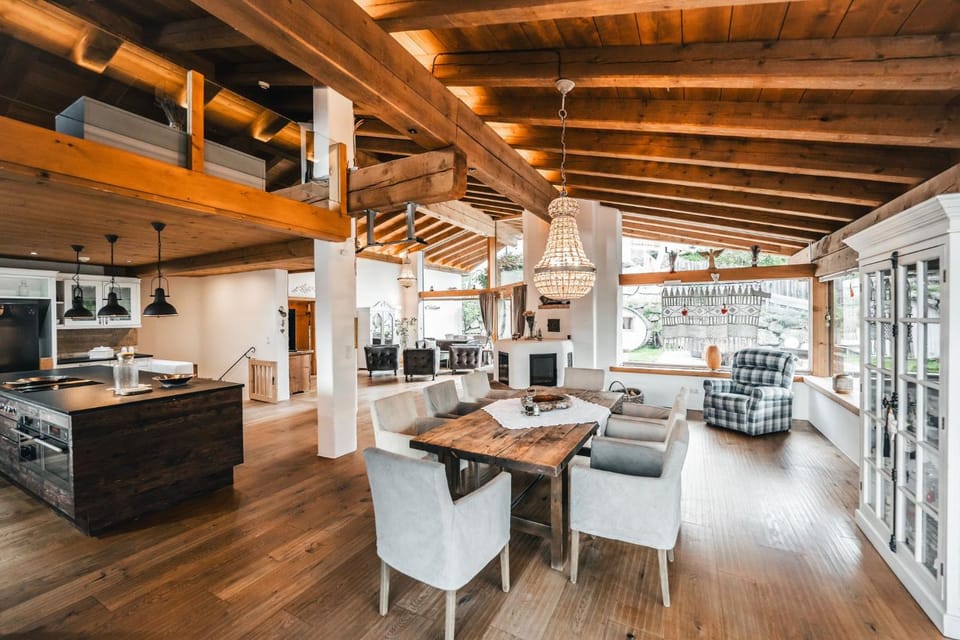 Kitchen or kitchenette, Living room, Seating area, Dining area