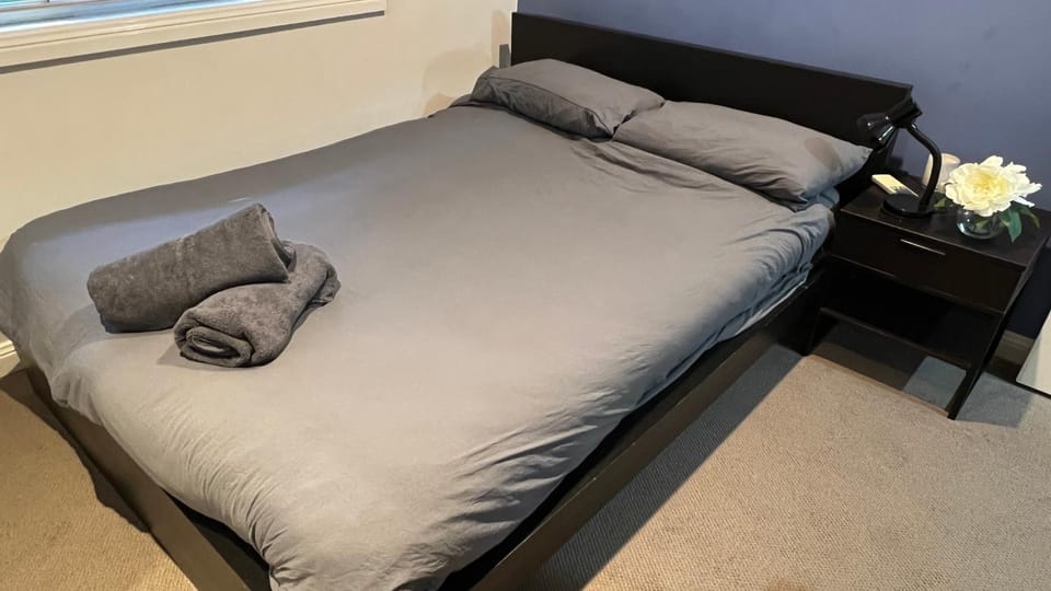 Bed, towels