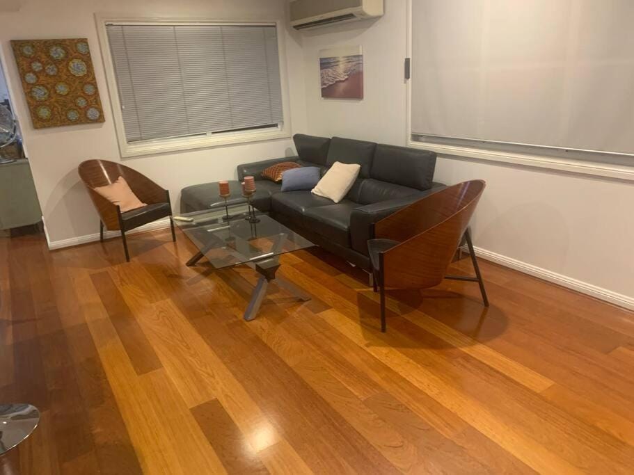 4BR Exec large house close to shops,train & buses Villa in Indooroopilly
